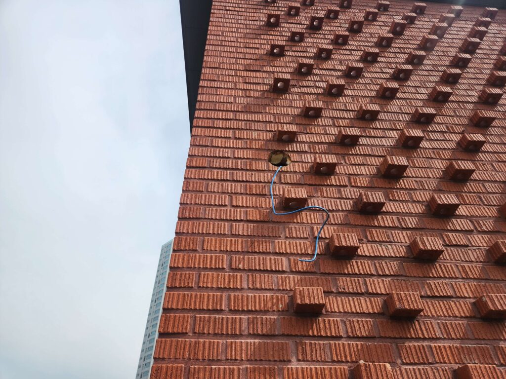 CCTV 배선 작업 중