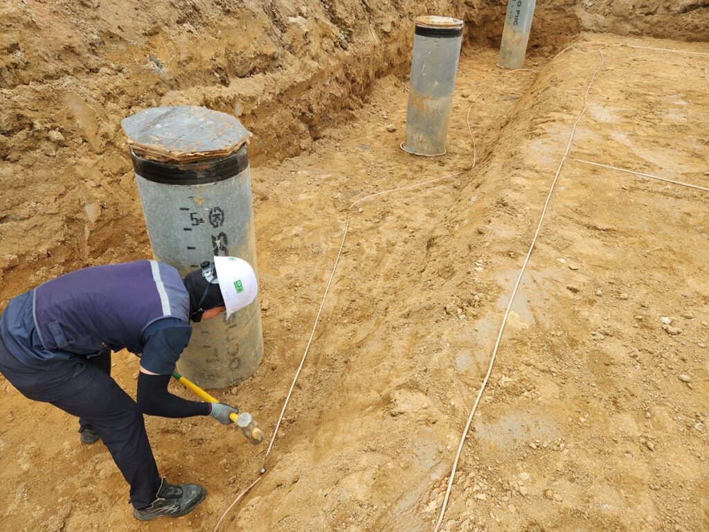 접지봉 박는 작업
